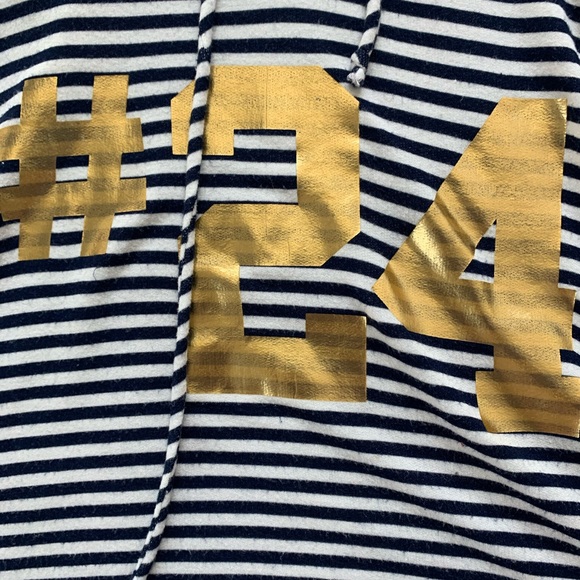 No sleeve navy blue and white striped crop top! - Picture 2 of 3